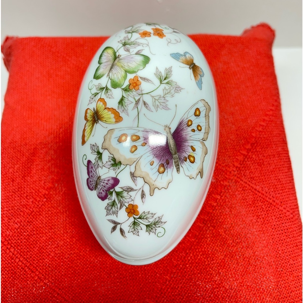Avon Vintage Butterfly Fantasy Fine Porcelain Trinket Egg 1974 22K Gold Trim